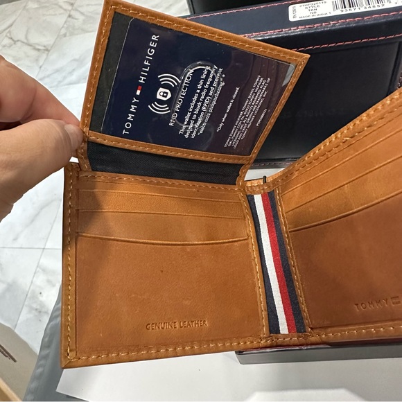 Tommy Hilfiger wallet - Picture 3 of 7